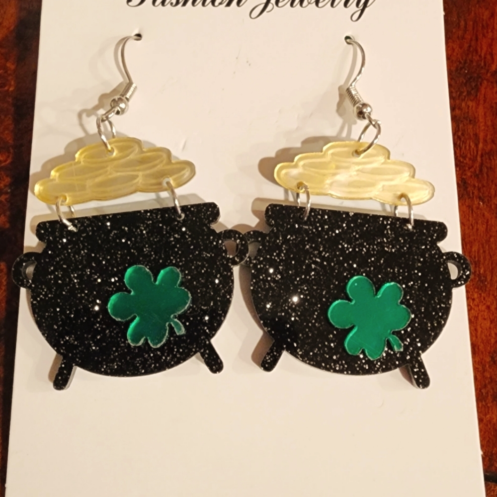 Shamrock pot of gold earrings
